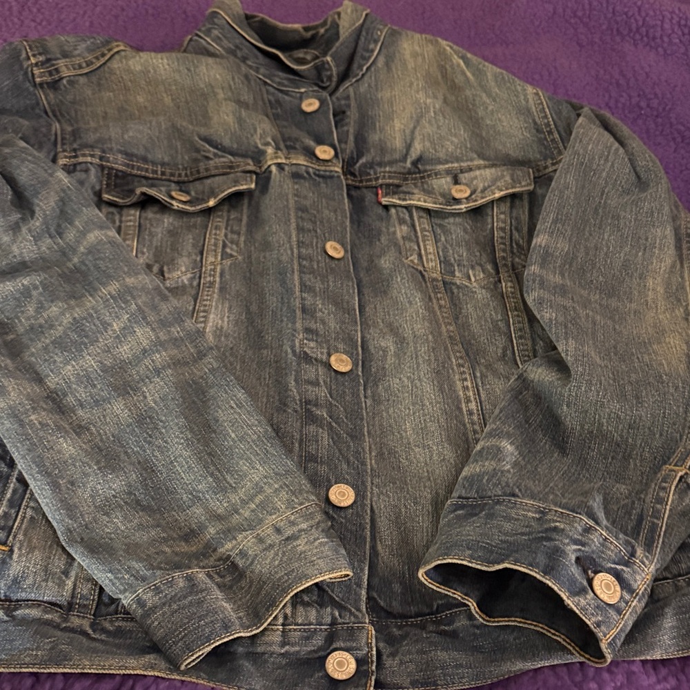 Levi's Classic Denim Jacket with Brown Patch - image 1